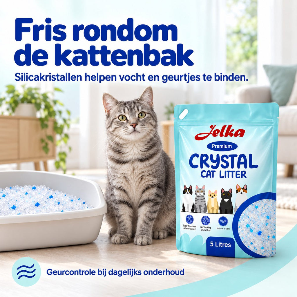 Een grijze cyperkat zit naast een kattenbak met Jelka Crystal Cat Litter. Rechts staat een zak Jelka Premium Crystal Cat Litter met zes verschillende katten.