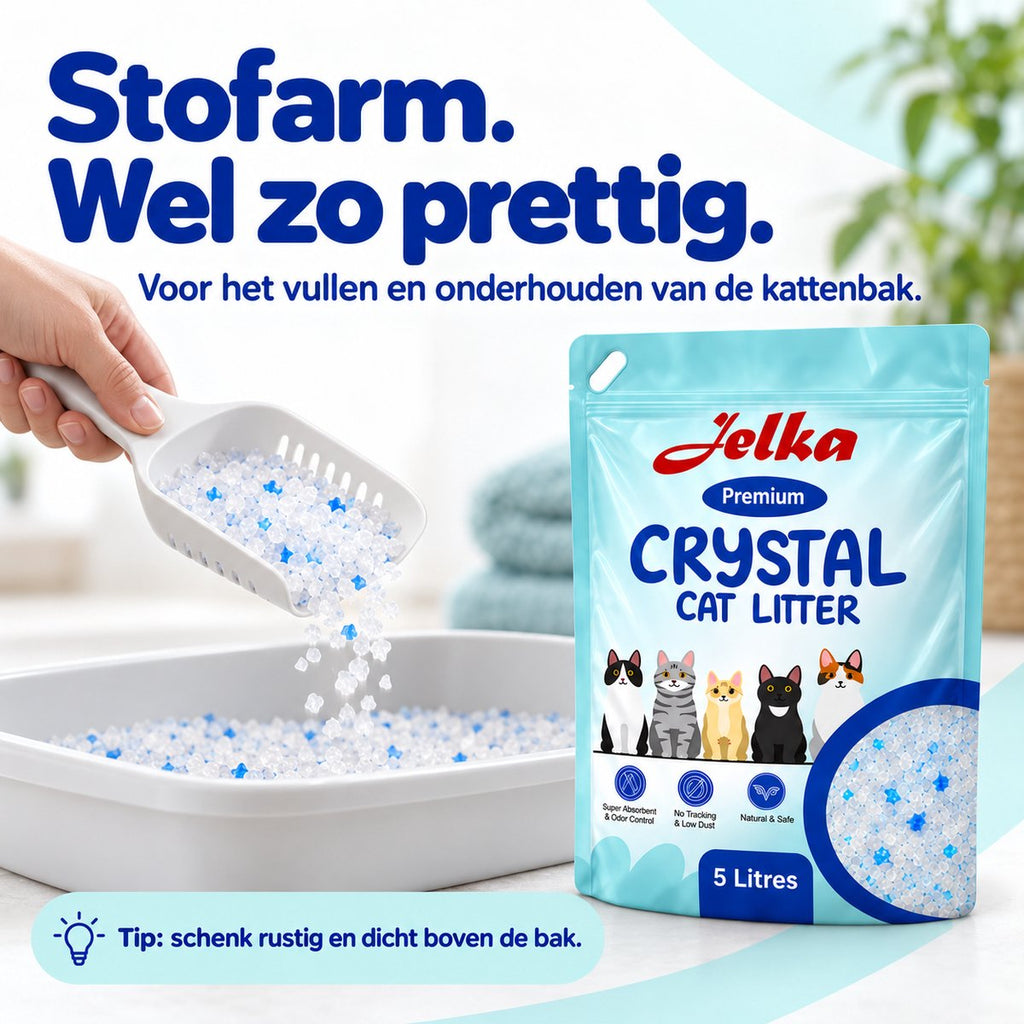 Een hand schept Jelka Crystal Cat Litter met een schep in een kattenbak. Rechts een zak Jelka Premium Crystal Cat Litter met zes kattenafbeeldingen.